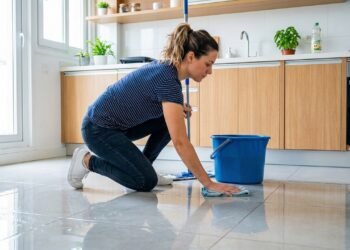 Coloque este ingrediente na água antes limpar o chão e veja o que acontece com a gordura e os odores