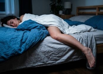 Por que muita gente dorme com uma perna para fora do cobertor? A explicação envolve a forma como o corpo regula o sono