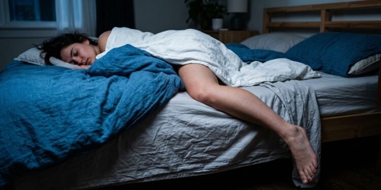 Por que muita gente dorme com uma perna para fora do cobertor? A explicação envolve a forma como o corpo regula o sono