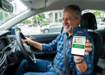 Governo anuncia mudança na CNH para motoristas com mais de 50 anos e renovação gratuita surpreende