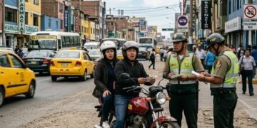 Andar com garupa pode gerar multa de R$ 2.100 e nova regra já está pegando motociclistas de surpresa