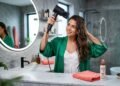 O erro ao secar o cabelo que pode estar causando frizz e quase todo mundo comete sem perceber