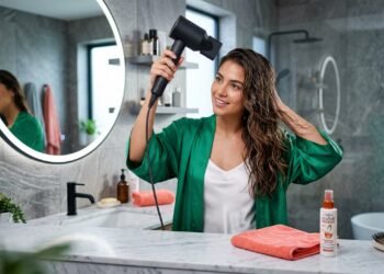 O erro ao secar o cabelo que pode estar causando frizz e quase todo mundo comete sem perceber