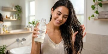 Água de arroz fermentada: como usar no cabelo para ajudar no crescimento e no brilho dos fios