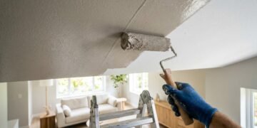 Adeus aos tetos brancos: a mudança simples que faz a sala parecer maior sem quebrar nenhuma parede