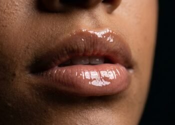Nem batom, nem só hidratante: o produto que está deixando os lábios mais bonitos sem esforço