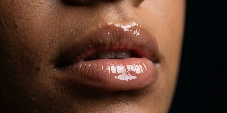 Nem batom, nem só hidratante: o produto que está deixando os lábios mais bonitos sem esforço