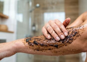 Misture borra de café com óleo no banho e entenda por que tanta gente usa esse ritual para deixar a pele macia