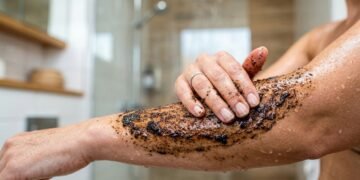 Misture borra de café com óleo no banho e entenda por que tanta gente usa esse ritual para deixar a pele macia