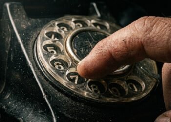 Psicologia revela que quem nasceu na "era do telefone fixo" desenvolveu uma habilidade que quase ninguém tem mais