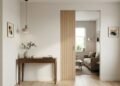 Adeus, branco tradicional: 5 tendências de portas para apartamentos pequenos que vão elevar o design de interiores da sua casa em 2026