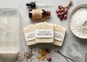 Como fazer um sabonete caseiro com apenas 3 ingredientes para clarear manchas e renovar a pele