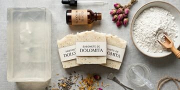Como fazer um sabonete caseiro com apenas 3 ingredientes para clarear manchas e renovar a pele