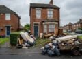 Vizinhos estão denunciando o dono de uma casa no bairro por estar acumulando lixo em sua propriedade: sacos de lixo, colchões, móveis e até mesmo um trailer abandonado