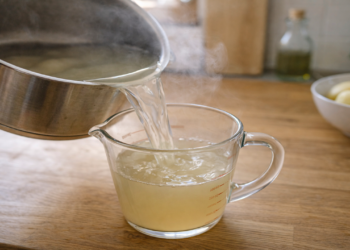 Água de batata pode virar aliada na cozinha e no jardim