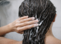 Condicionador de cabelo é essencial para fios saudáveis