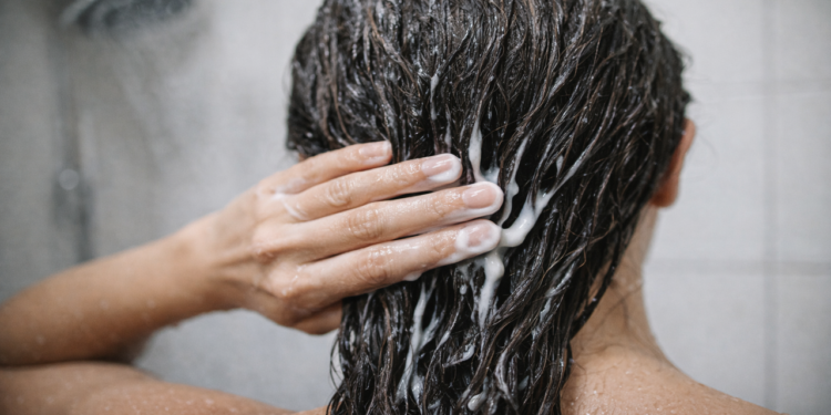 Condicionador de cabelo é essencial para fios saudáveis