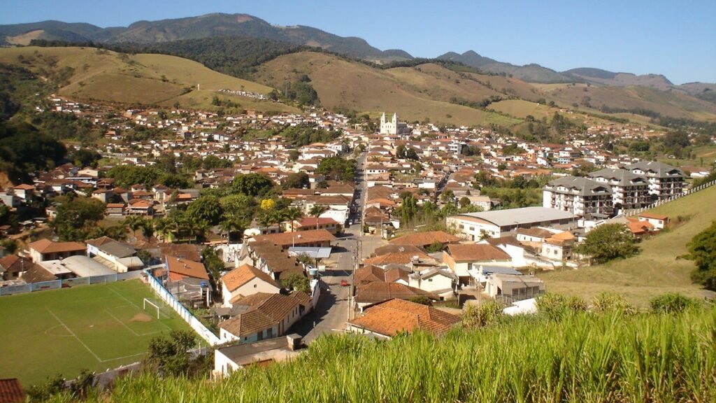 A serra mineira guarda um segredo de 10 mil habitantes: 870 metros de altitude, clima de montanha e o morango mais procurado do estado