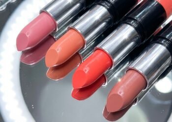 Cores de batom que iluminam o rosto ganham espaço por realçar a beleza natural sem pesar na maquiagem
