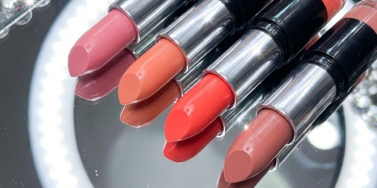 Cores de batom que iluminam o rosto ganham espaço por realçar a beleza natural sem pesar na maquiagem