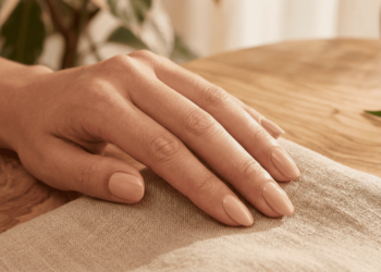 Aos 63 anos, mulher descobre cor de esmalte que afina os dedos e não tira mais