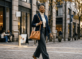 Uma mulher de 58 anos troca bolsa grande por modelo médio e diz que os looks ficaram mais modernos
