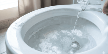 Nem cloro, nem desinfetante caro, a mistura caseira que deixa o banheiro perfumado e higienizado