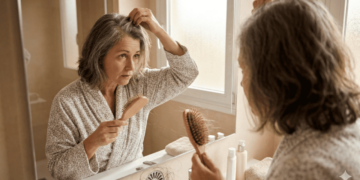 As 5 vitaminas essenciais que toda mulher após os 40 anos precisa repor para frear a queda de cabelo