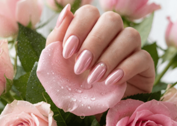 Nem rosa choque, nem nude sem graça: a tendência de unha que está dominando as manicures em 2026