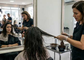 Lavar o cabelo antes de pintar faz diferença no resultado