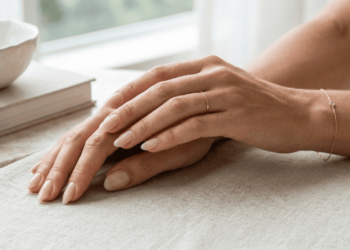 O estilo de unhas que está dominando 2026 e deixando os visuais exagerados de lado