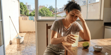 A mistura de água com limão e sal que as donas de casa usam para não passar mal depois da faxina