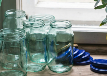 O jeito mais elegante de reutilizar frascos de vidro em casa