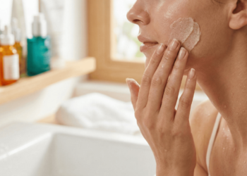 Esfoliação facial correta: saiba quantas vezes fazer por semana e como proteger sua pele