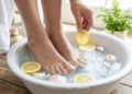 As melhores formas de usar ingredientes naturais para aliviar a descamação e o desconforto nos pés