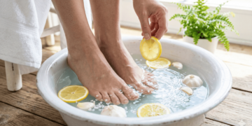 As melhores formas de usar ingredientes naturais para aliviar a descamação e o desconforto nos pés