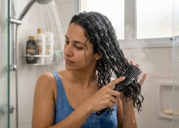 Por que a escovagem em excesso reduz o brilho capilar