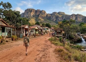 Um vilarejo místico que nasceu do garimpo de cristais e guarda rochas de 1 bilhão de anos ao lado de cachoeiras de águas cristalinas