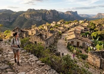 O vilarejo fantasma na serra com casas de pedra abandonadas que parecem ruínas medievais