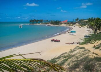 O vilarejo nordestino com um aquário natural de corais a 7 km da costa e águas azuis do Caribe