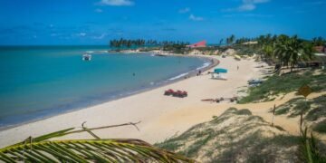 O vilarejo nordestino com um aquário natural de corais a 7 km da costa e águas azuis do Caribe
