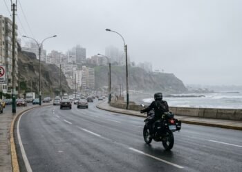 Motociclistas podem levar multa de até R$ 2.100 por andar com garupa, e a regra já preocupa entregadores e quem depende da moto no dia a dia