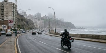 Motociclistas podem levar multa de até R$ 2.100 por andar com garupa, e a regra já preocupa entregadores e quem depende da moto no dia a dia