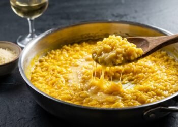 Como deixar o risoto cremoso do jeito certo: os ajustes simples que evitam arroz seco, empapado e sem brilho