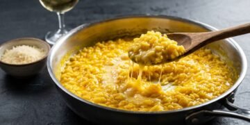 Como deixar o risoto cremoso do jeito certo: os ajustes simples que evitam arroz seco, empapado e sem brilho
