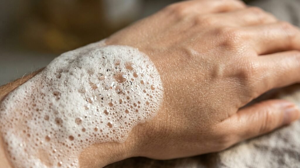 Como fazer um sabonete caseiro com apenas 3 ingredientes para clarear manchas e renovar a pele