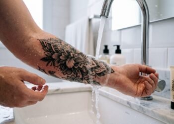 Esses erros comuns após fazer tatuagem podem comprometer tudo: veja como cuidar corretamente desde o primeiro dia