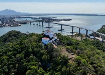 Uma capital fundada em 1535 que já teve 50 ilhas, engoliu a maioria com aterros e hoje mantém 33 delas conectadas por 7 pontes