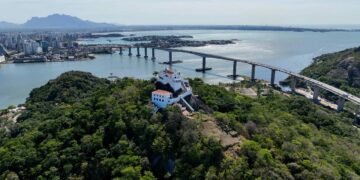 Uma capital fundada em 1535 que já teve 50 ilhas, engoliu a maioria com aterros e hoje mantém 33 delas conectadas por 7 pontes