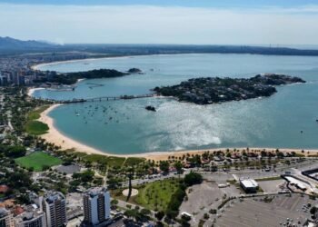 A capital numa ilha com a 2ª melhor qualidade de vida entre as capitais do Brasil tem praia no continente e montanha a 50 km